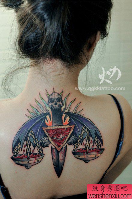 女生后背超酷的翅膀匕首纹身图案