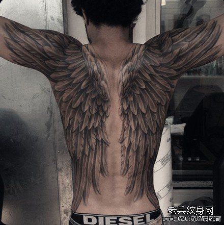 男生背上帅气流行的满背翅膀纹身图案缩略频道推荐图