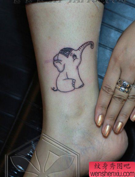 女生脚踝处流行唯美的小象纹身图案