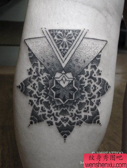 腿部流行经典的点刺雪花纹身图案