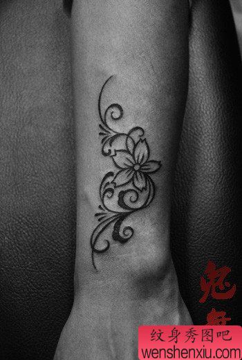 手臂唯美好看的图腾樱花纹身图案