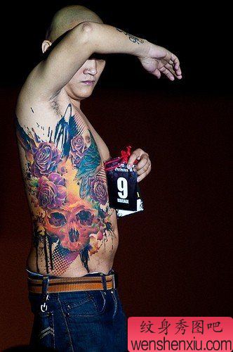 男性侧腰超酷帅气的彩色骷髅与玫瑰花纹身图案