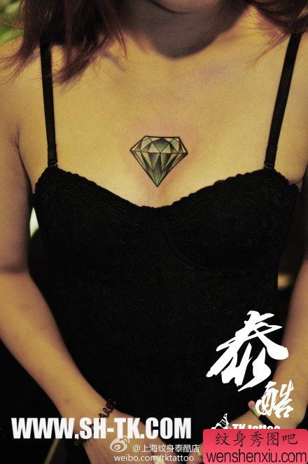 女生前胸经典流行的小钻石纹身图案