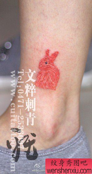 腿部可爱的指纹小兔子纹身图案