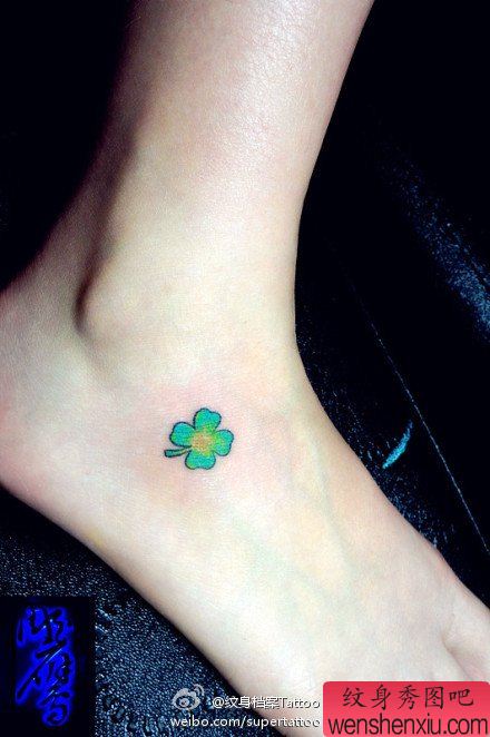 女生脚部小巧流行的四叶草纹身图案