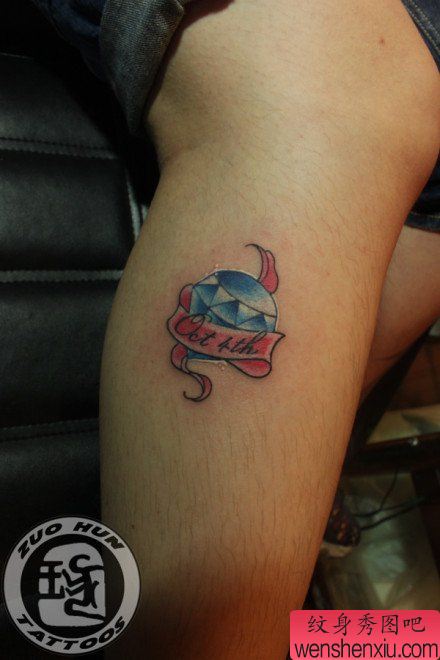 腿部流行精美的钻石与飘带纹身图案