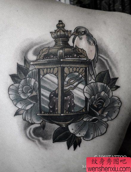后肩背流行流行的灯纹身图案