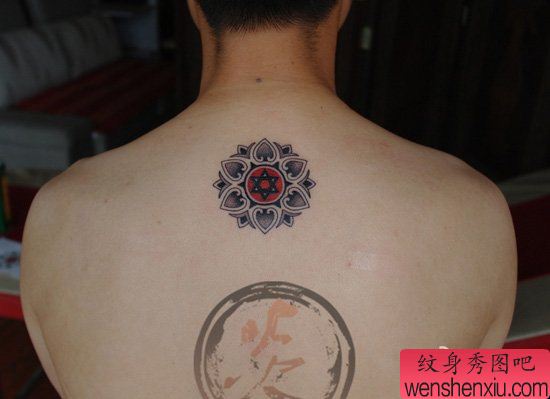 女生后背小巧经典的图腾六芒星与莲花纹身图案