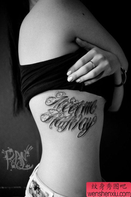 美女侧腰流行精美的花体字母纹身图案