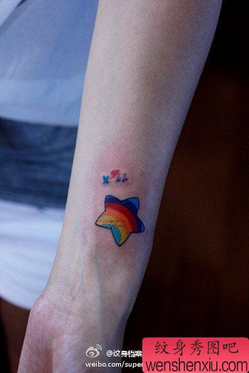 女生手腕小巧精美的彩色五角星纹身图案