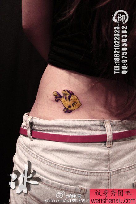 女生腰部唯美流行的小鱼纹身图案