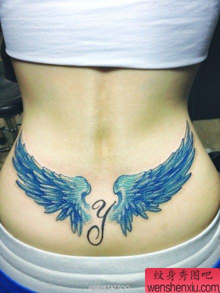 美女腰部漂亮精美的彩色翅膀纹身图案