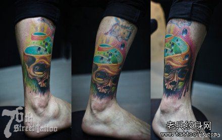 男生腿部经典帅气的彩色骷髅纹身图案