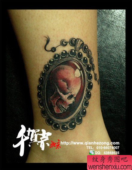 女生腿部流行小巧的骷髅纹身图案