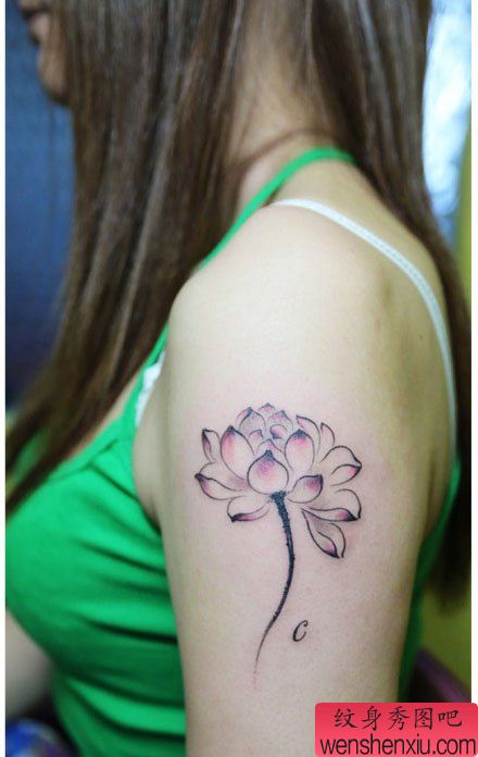 美女手臂唯美的水墨风格莲花纹身图案
