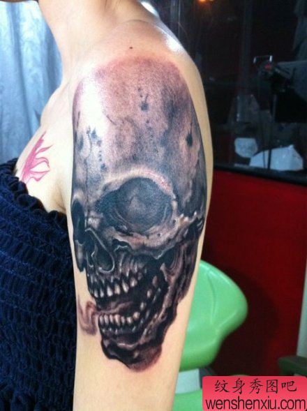 手臂写实经典的欧美骷髅纹身图案