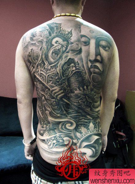 男性背部超霸气的满背孙悟空纹身图案