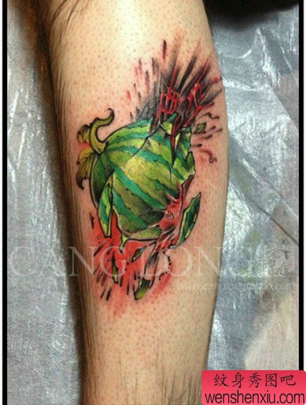 腿部流行另类的一幅破碎的西瓜纹身图案