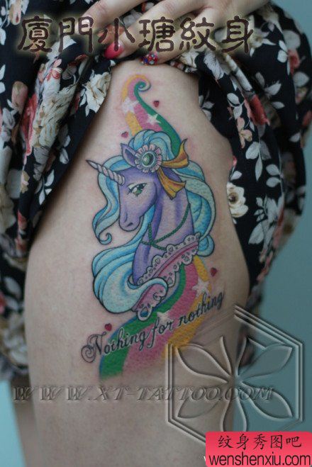 女生腿部漂亮的彩色独角兽纹身图案