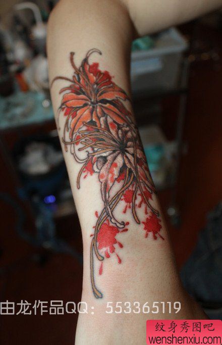 手臂唯美好看的彩色彼岸花纹身图案
