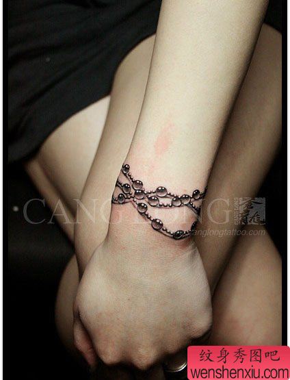 女生手腕精美漂亮的手链纹身图案