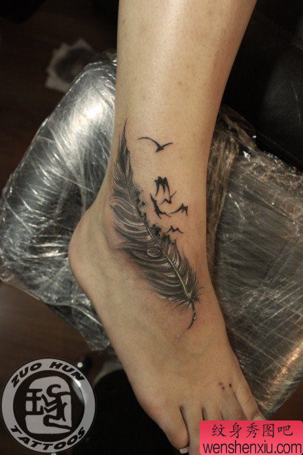 脚背精美流行的羽化燕纹身图案