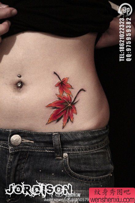 女生腹部唯美流行的枫叶纹身图案
