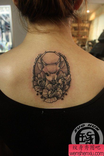 女生后背可爱唯美的小鹿纹身图案