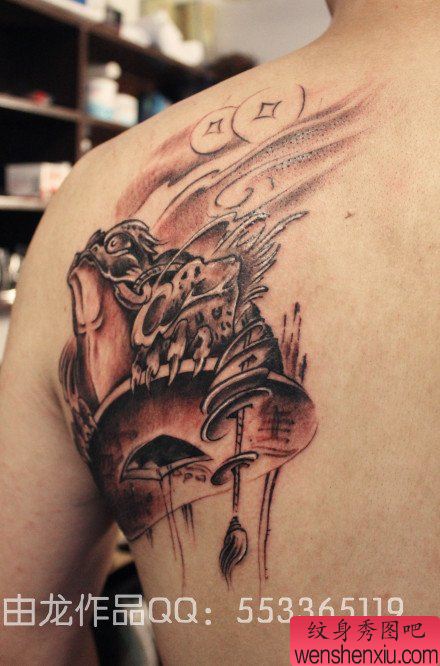 男性后肩背经典的黑白金蝉纹身图案