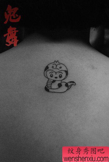 后背小巧流行的一幅小蛇纹身图案