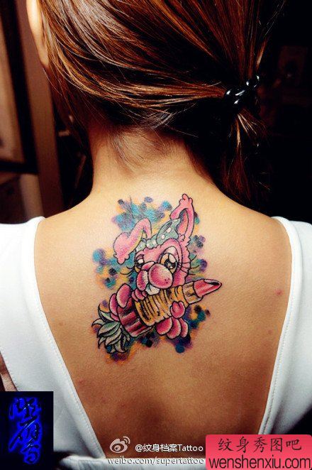女生后背拿口红的小兔子纹身图案
