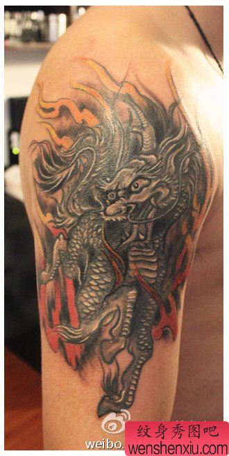 男性手臂很酷经典的麒麟纹身图案