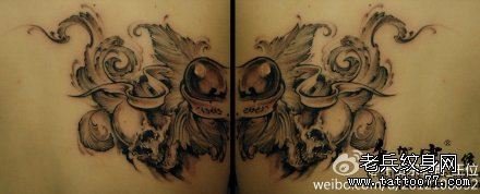 一幅流行流行的情侣爱心与骷髅纹身图案