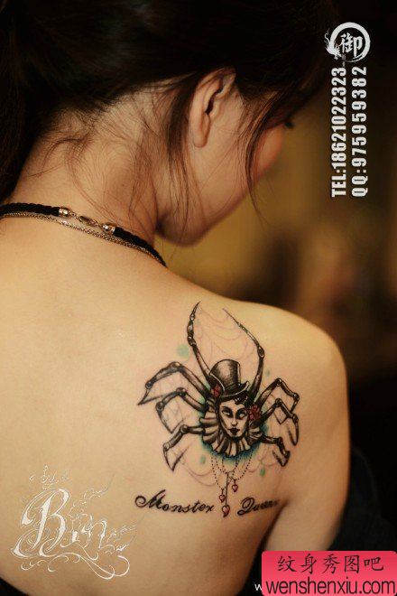 女生肩背流行很酷的蜘蛛纹身图案