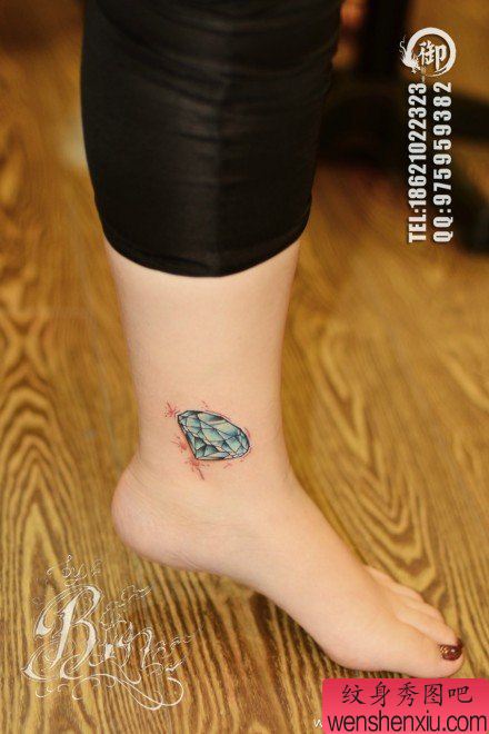 女生脚踝处小巧流行的钻石纹身图案