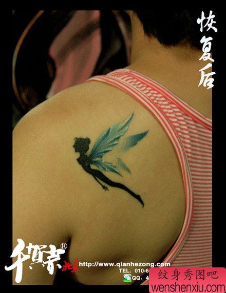 女生肩背小巧流行的小精灵纹身图案