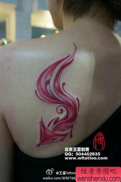 女生肩背漂亮精美的粉色狐狸纹身图案