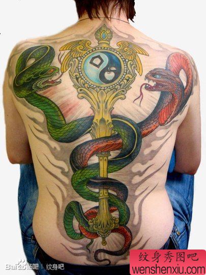 男生后背流行经典的满背蛇纹身图案