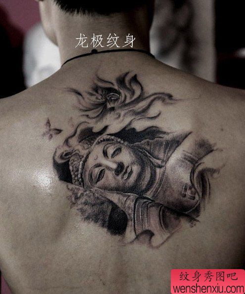 男生后背一幅经典的石雕佛头纹身图案