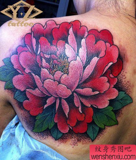 女生肩背流行经典的传统牡丹纹身图案