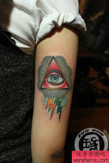 手臂经典很酷的上帝之眼与闪电纹身图案