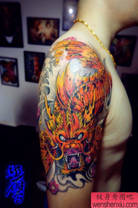 男性手臂很酷经典的彩色鳌鱼纹身图案