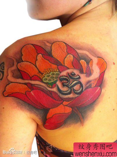 女生后肩背流行唯美的传统莲花纹身图案