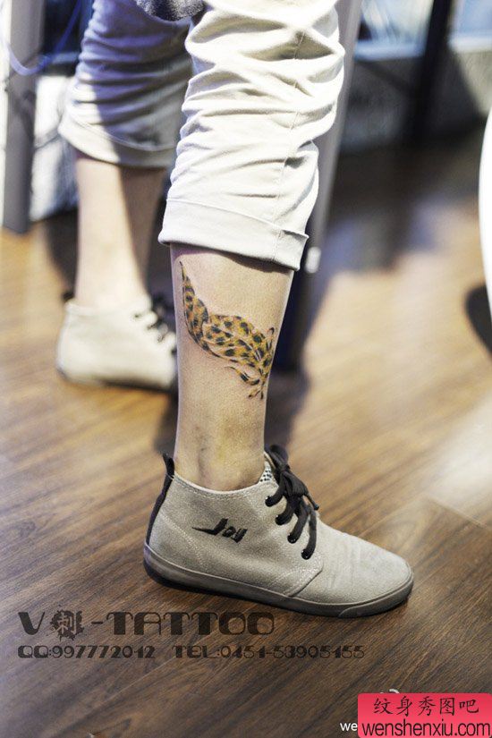 腿部流行精美的一幅豹纹羽毛纹身图案