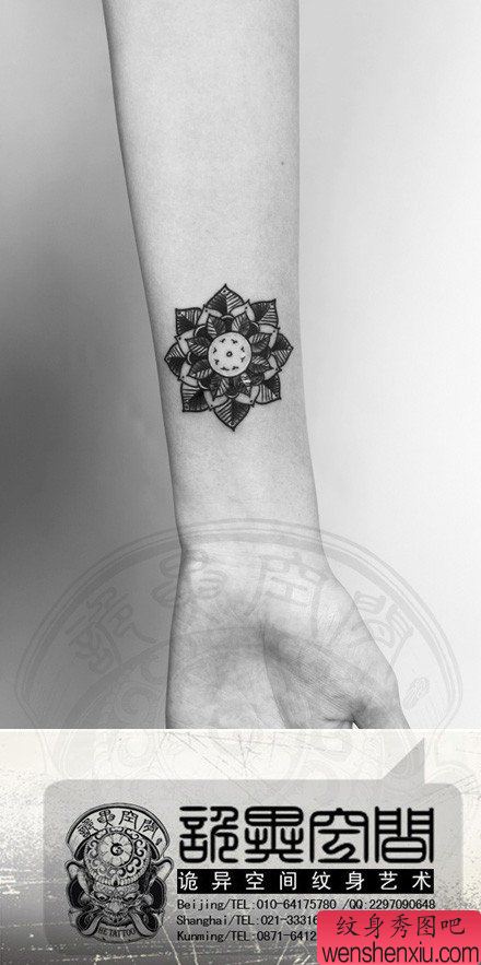 女生手臂小巧流行的图腾花卉纹身图案