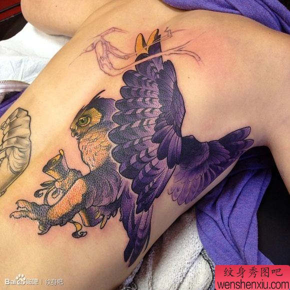男性后背流行很酷的猫头鹰纹身图案