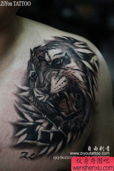 男性肩膀处超酷的黑白骷髅纹身图案