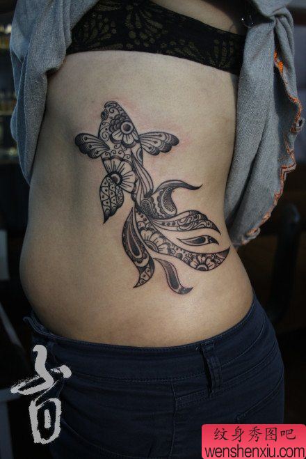 女生腰部流行流行的图腾金鱼纹身图案
