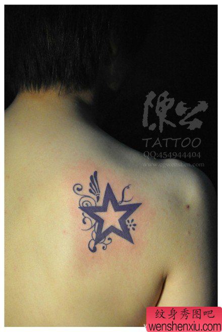 女生肩背流行经典的图腾五角星纹身图案