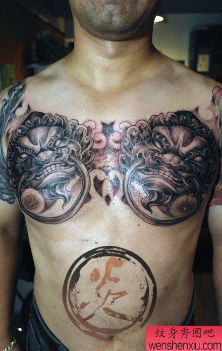 男性前胸很酷的兽面衔环铺首纹身图案